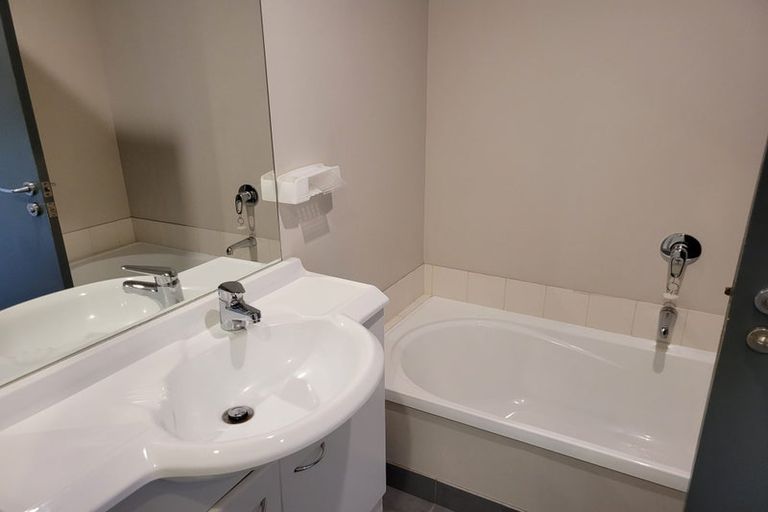 Photo of property in 152 Tasman Street, Mount Cook, Wellington, 6021