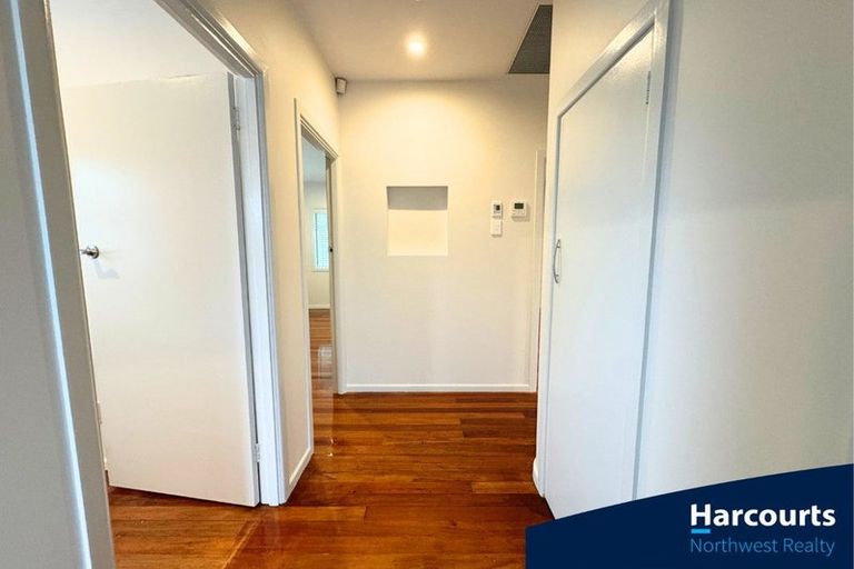 Photo of property in 86 Wiseley Road, West Harbour, Auckland, 0618