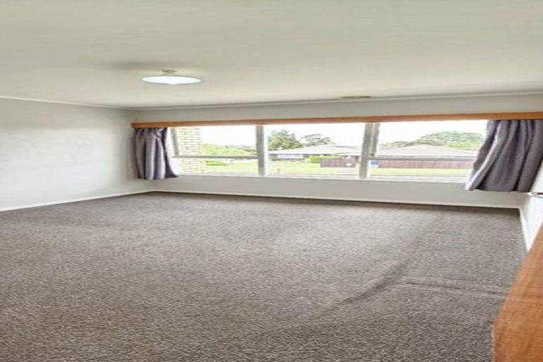 Photo of property in 3/2 Longbill Place, Glendene, Auckland, 0602