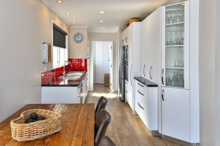 Photo of property in 2 Cheam Place, Pakuranga Heights, Auckland, 2010