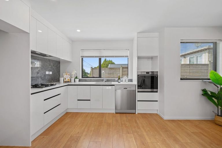 Photo of property in 1b Valron Road, Te Atatu South, Auckland, 0602