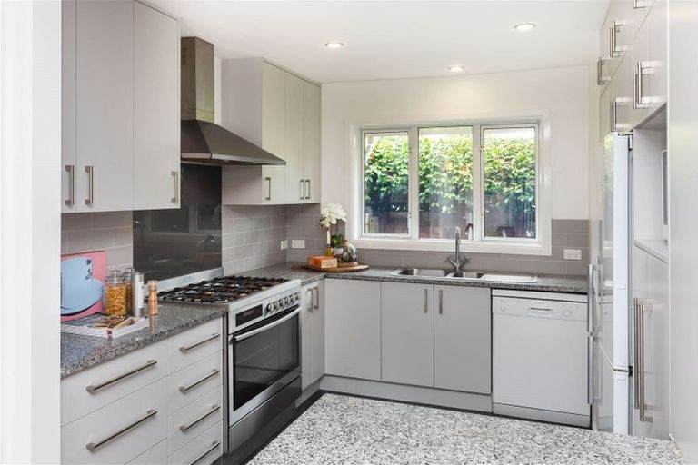 Photo of property in 8 Ladbrokes Place, Fendalton, Christchurch, 8052