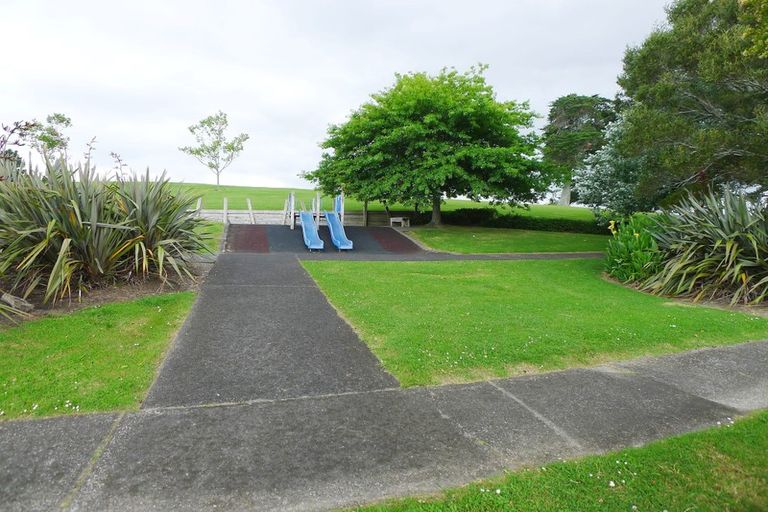 Photo of property in 1/23 Flaunty Place, West Harbour, Auckland, 0618