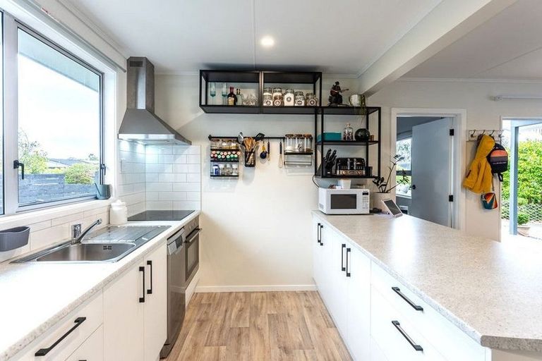 Photo of property in 7 Graham Grove, Waikanae, 5036