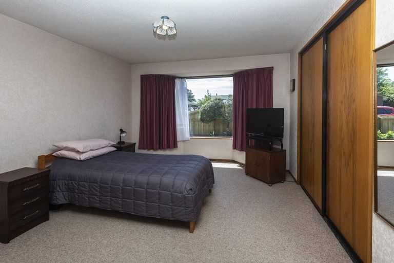 Photo of property in 8 Edron Place, Redwood, Christchurch, 8051