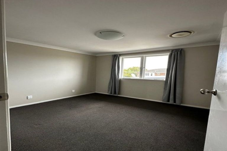 Photo of property in 100 Flanshaw Road, Te Atatu South, Auckland, 0610