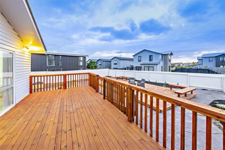 Photo of property in 21 Leaver Place, Weymouth, Auckland, 2103