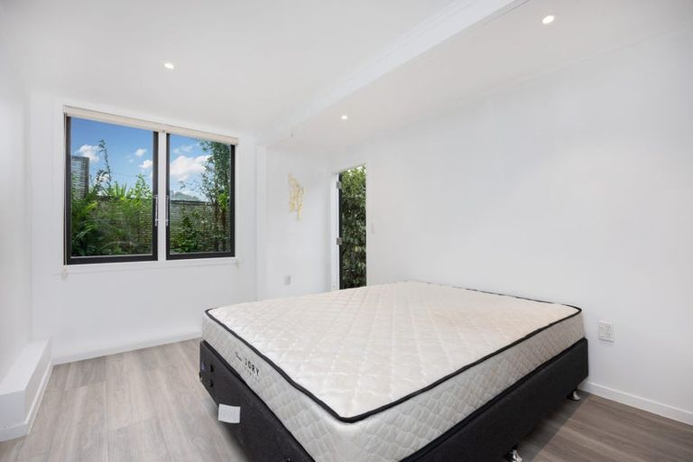 Photo of property in 44 Hogans Road, Glenfield, Auckland, 0629