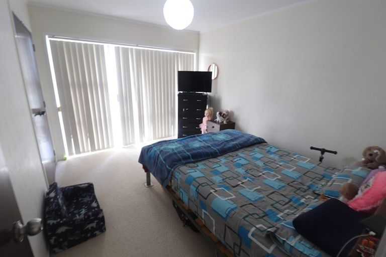 Photo of property in 1/37 Shanaway Rise, Hillcrest, Auckland, 0627