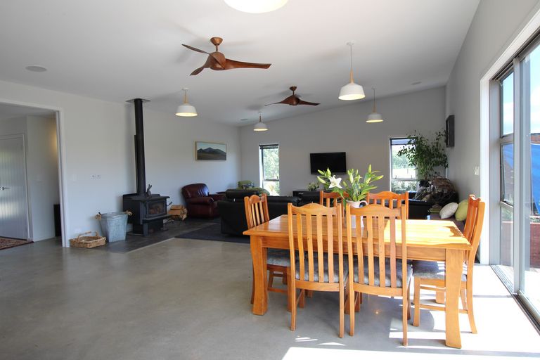 Photo of property in 24 Lewis Road, Springvale, Alexandra, 9393