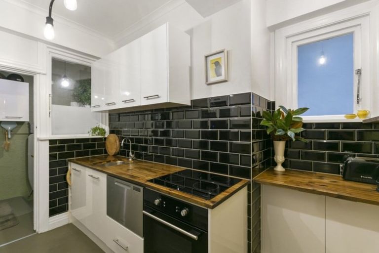 Photo of property in Sunhaven Flats, 262 Oriental Parade, Oriental Bay, Wellington, 6011