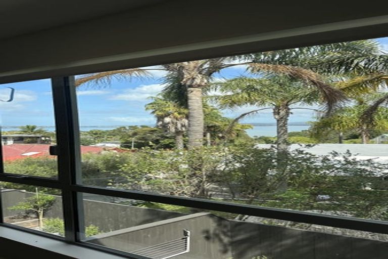 Photo of property in 3/15 Sea Vista Avenue, Beach Haven, Auckland, 0626
