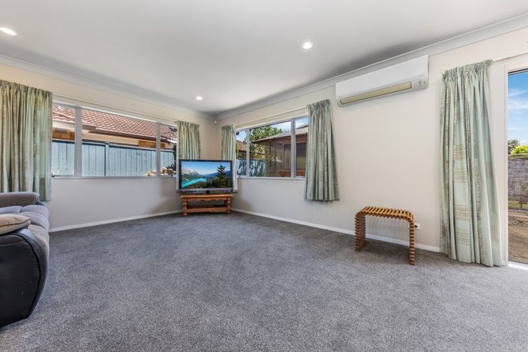 Photo of property in 52 Belfry Place, Wattle Downs, Auckland, 2103
