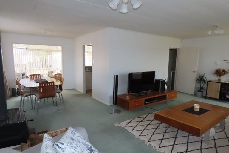 Photo of property in 8 Pipitea Place, Massey, Auckland, 0614