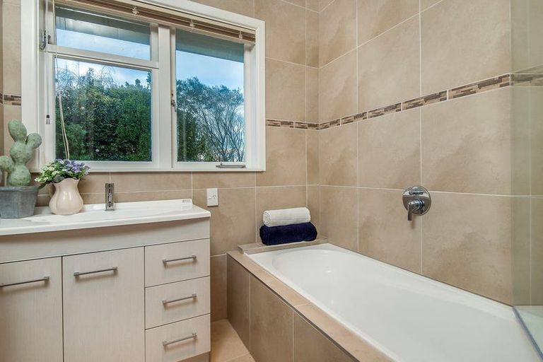 Photo of property in 1/16 Howard Road, Northcote, Auckland, 0627
