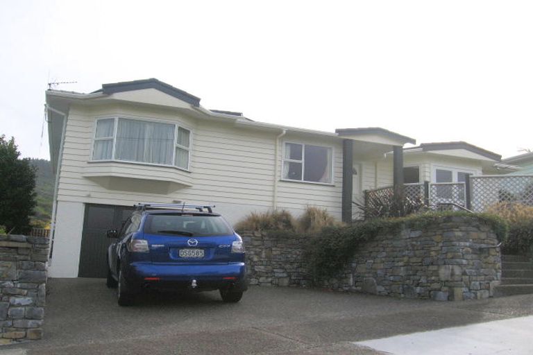 Photo of property in 17 Saint Johns Terrace, Tawa, Wellington, 5028