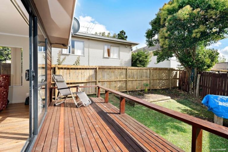 Photo of property in 2/8 Locket Road, Glenfield, Auckland, 0629