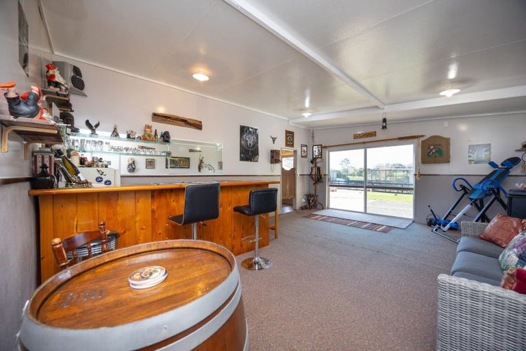 Photo of property in 658 Roberts Line, Kelvin Grove, Palmerston North, 4470