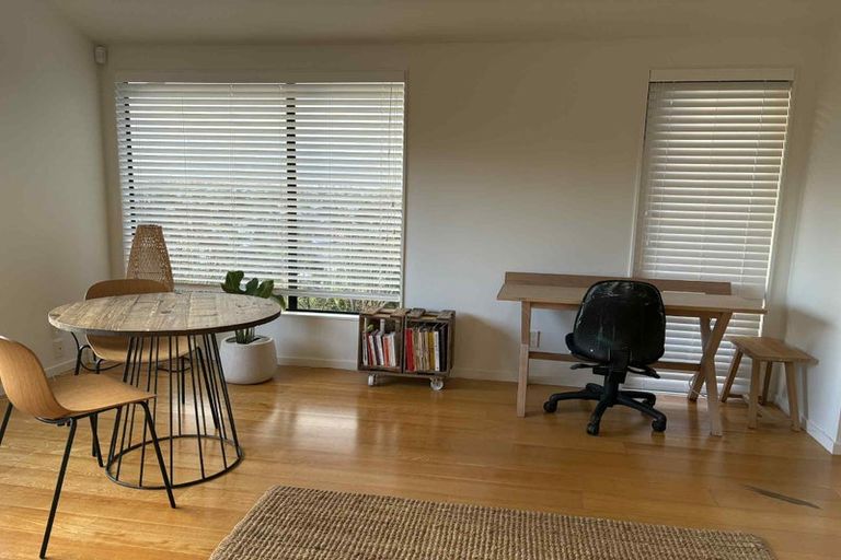 Photo of property in 2/81 Knights Road, Rothesay Bay, Auckland, 0630