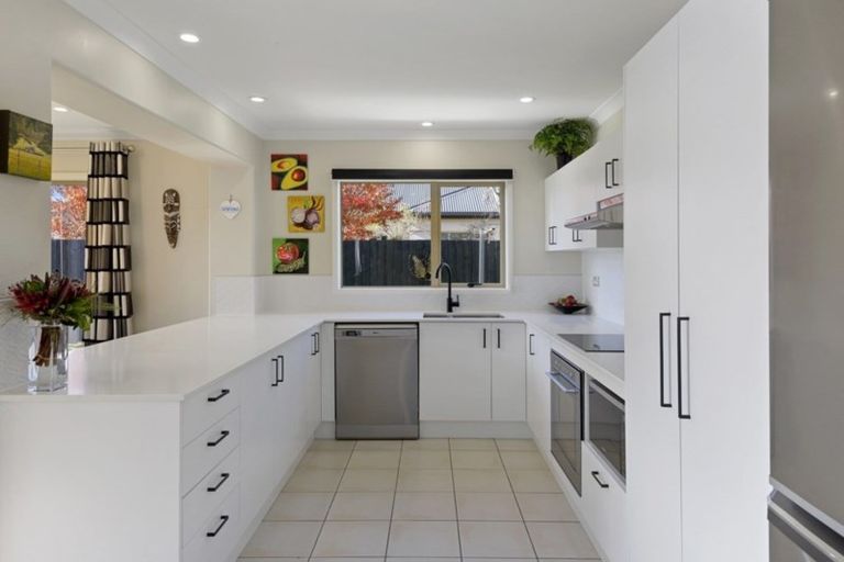 Photo of property in 28 Coolspring Way, Redwood, Christchurch, 8051