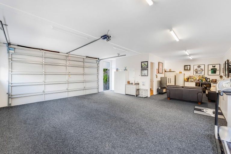 Photo of property in 33 Luplau Crescent, Cockle Bay, Auckland, 2014