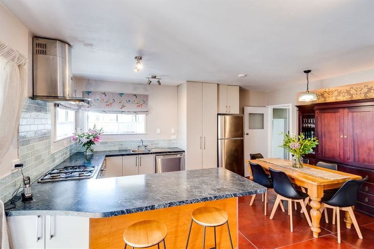 Photo of property in 208 Caroline Place, Mayfair, Hastings, 4122