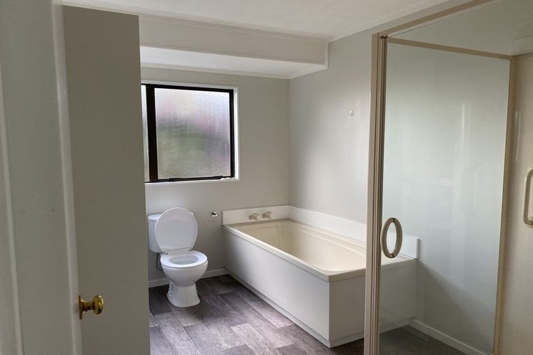 Photo of property in 2/3 Kaurilands Road, Titirangi, Auckland, 0604