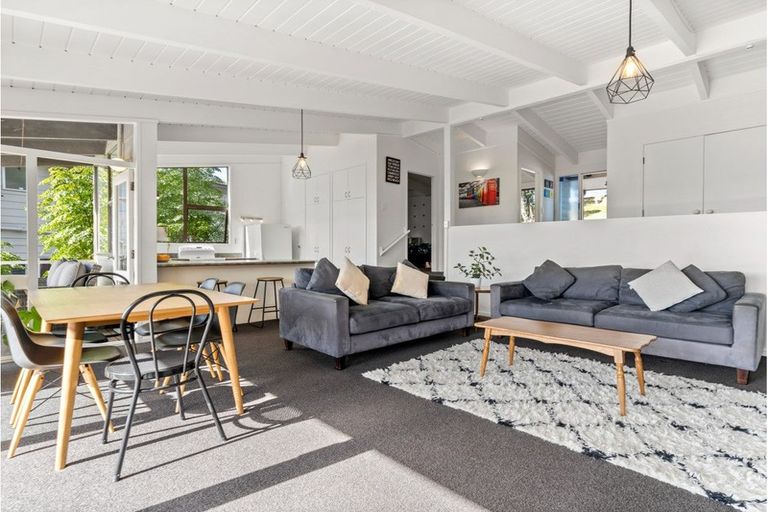 Photo of property in 30 Whangaparaoa Road, Red Beach, 0932