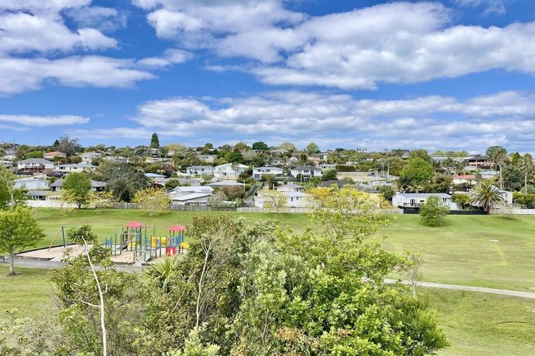 Photo of property in 2/56 Knightsbridge Drive, Forrest Hill, Auckland, 0620