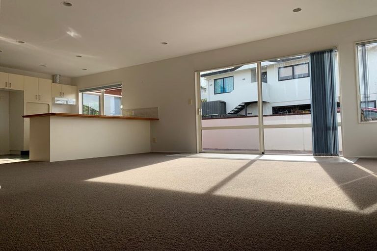 Photo of property in 5 St Thomas More Lane, Glenfield, Auckland, 0629