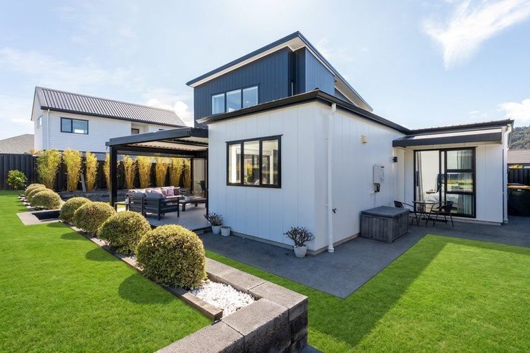 Photo of property in 3 Vogwill Road, Kumeu, 0810