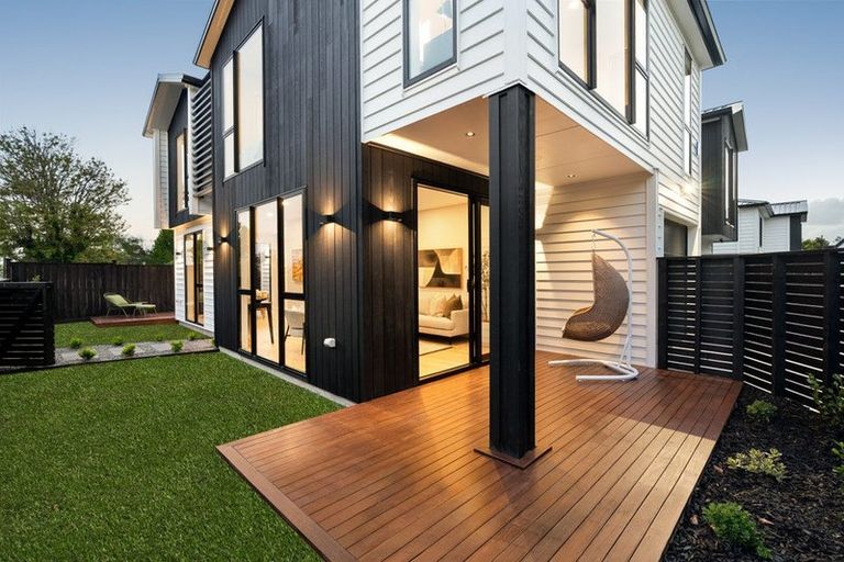 Photo of property in 8a Catalina Crescent, Forrest Hill, Auckland, 0620