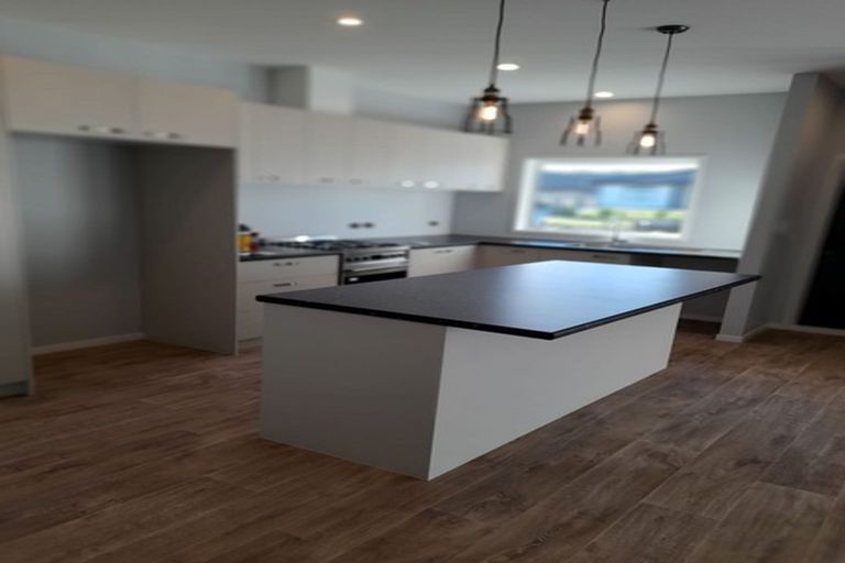 Photo of property in 1 Madden Avenue, Kumeu, 0810