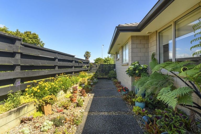Photo of property in 22 Vista Close, Omokoroa, 3114