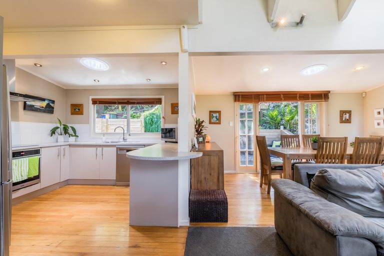 Photo of property in 33 Warner Park Avenue, Laingholm, Auckland, 0604