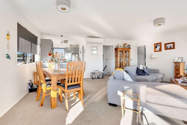 Photo of property in 2/502 Devon Street East, Strandon, New Plymouth, 4312