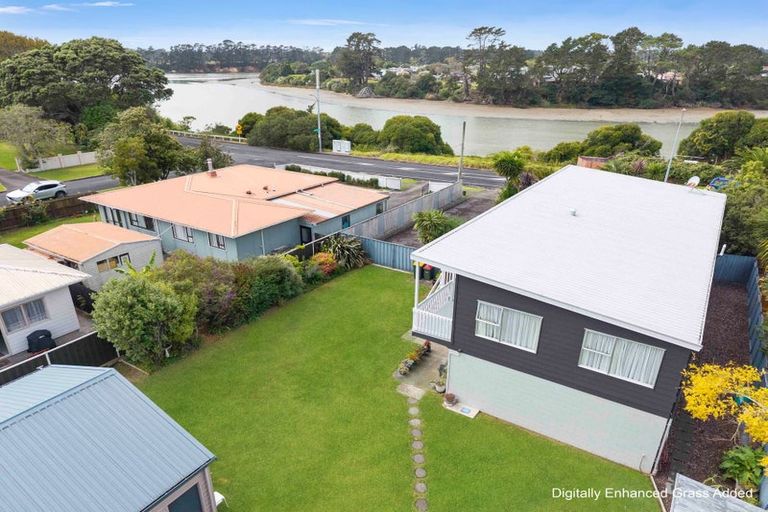 Photo of property in 118 Sandspit Road, Waiuku, 2123