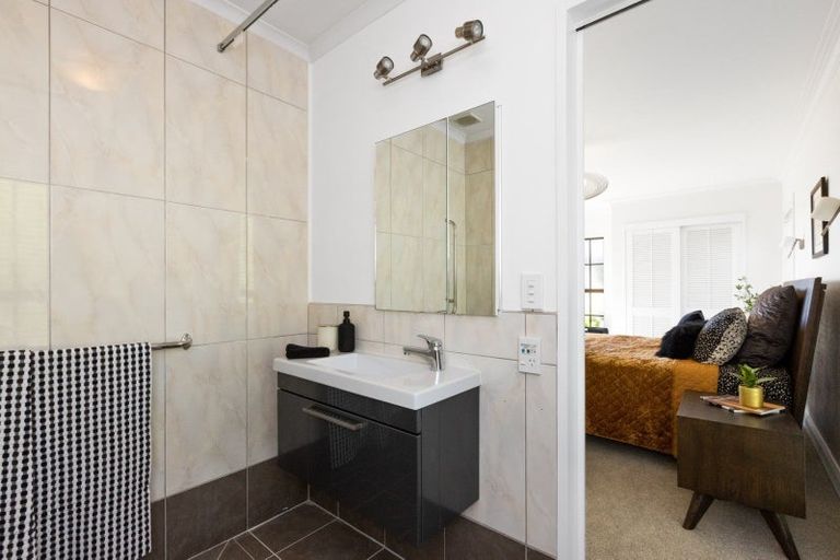 Photo of property in 25 Enfield Road, Hospital Hill, Napier, 4110