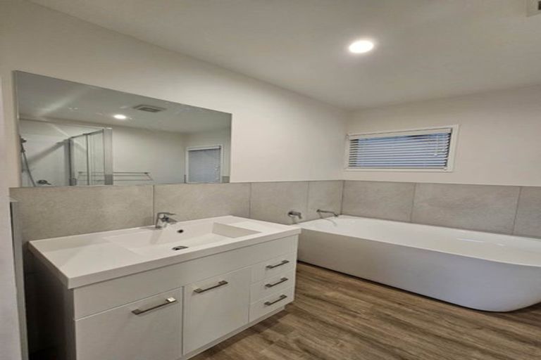 Photo of property in 82 Lynn Road, Bayview, Auckland, 0629