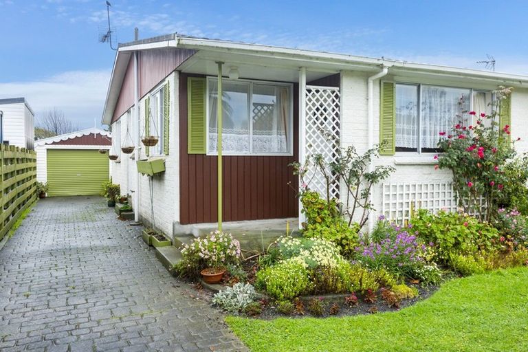 Photo of property in 2/10 Ponderosa Grove, Maoribank, Upper Hutt, 5018
