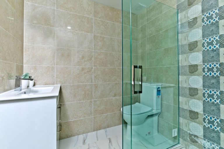 Photo of property in 4223d Great North Road, Glendene, Auckland, 0602