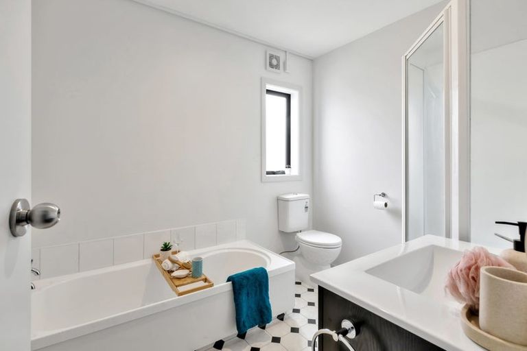 Photo of property in 84a Stewart Drive, Newlands, Wellington, 6037