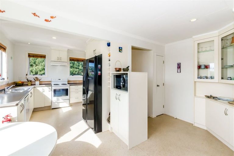 Photo of property in 28 Aperahama Street, Paekakariki, 5034