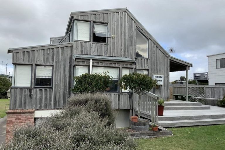 Photo of property in 132 Karewa Parade, Papamoa Beach, Papamoa, 3118