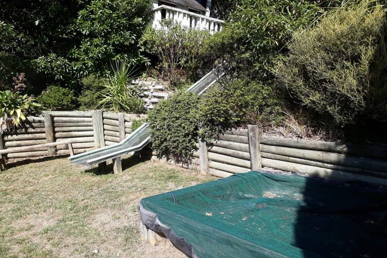 Photo of property in 73 Hungerford Road, Houghton Bay, Wellington, 6023