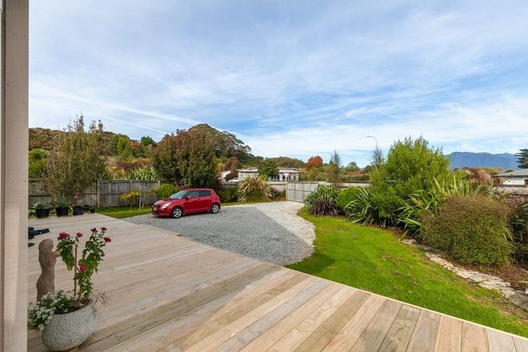 Photo of property in 2 Toiora Place, Takaka, 7110