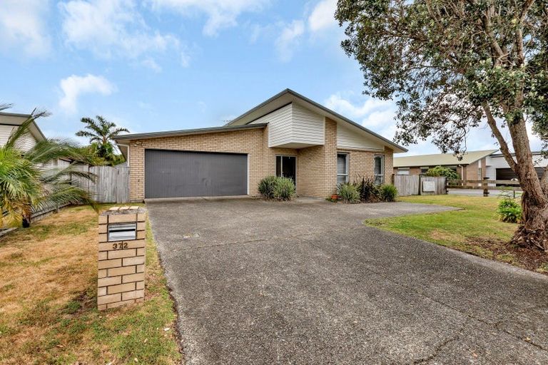 Photo of property in 372 One Tree Point Road, One Tree Point, 0118