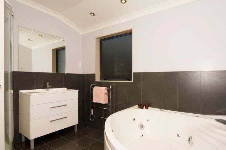 Photo of property in 28 Carol Lee Place, Albany Heights, Auckland, 0632