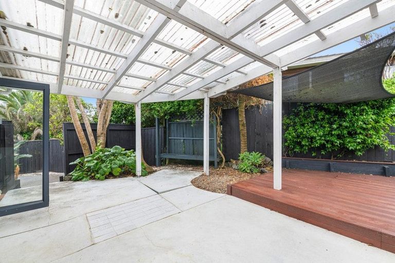 Photo of property in 2/20 Tawavale Crescent, Totara Vale, Auckland, 0629