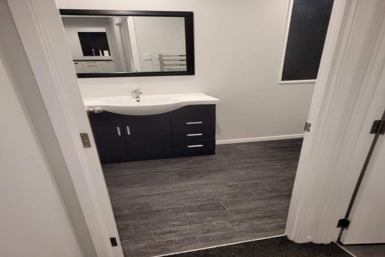 Photo of property in 2/8 Myna Place, Weymouth, Auckland, 2103